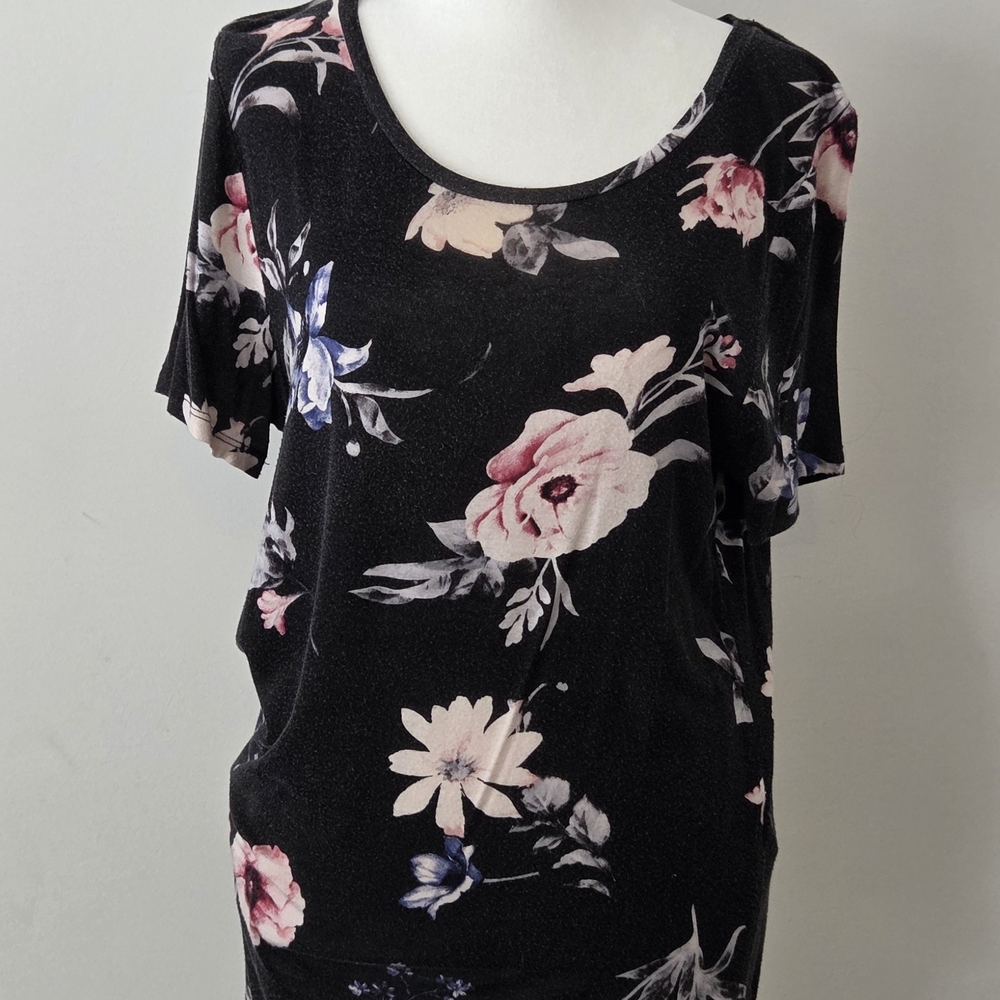 Dex Black Floral Short-Sleeve Scoop Neck Tee with Pink and Cream Blooms